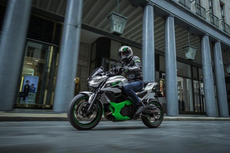 Kawasaki raddoppia l'offerta ibrida con il nuovo modello Z