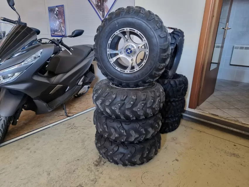 Gomme per Quad Polaris con Cerchi in lega e Pneumatico chiodato 12   