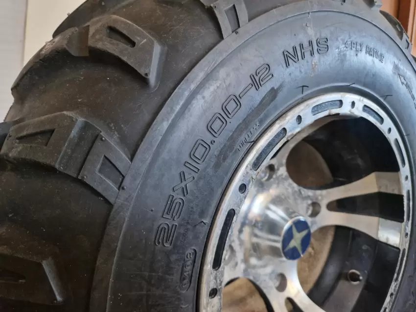 Gomme per Quad Polaris con Cerchi in lega e Pneumatico chiodato 12   